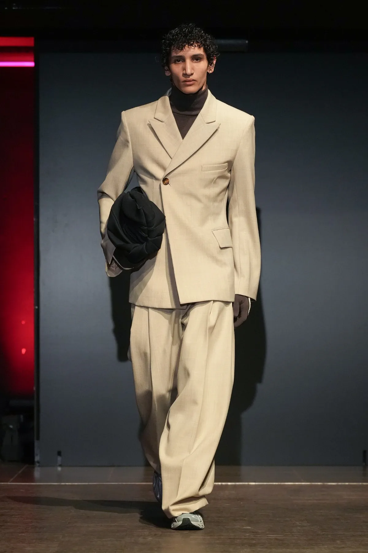 La collection PRONOUNCE Automne 2025 explore la fragilité des guerriers et le tailoring moderne