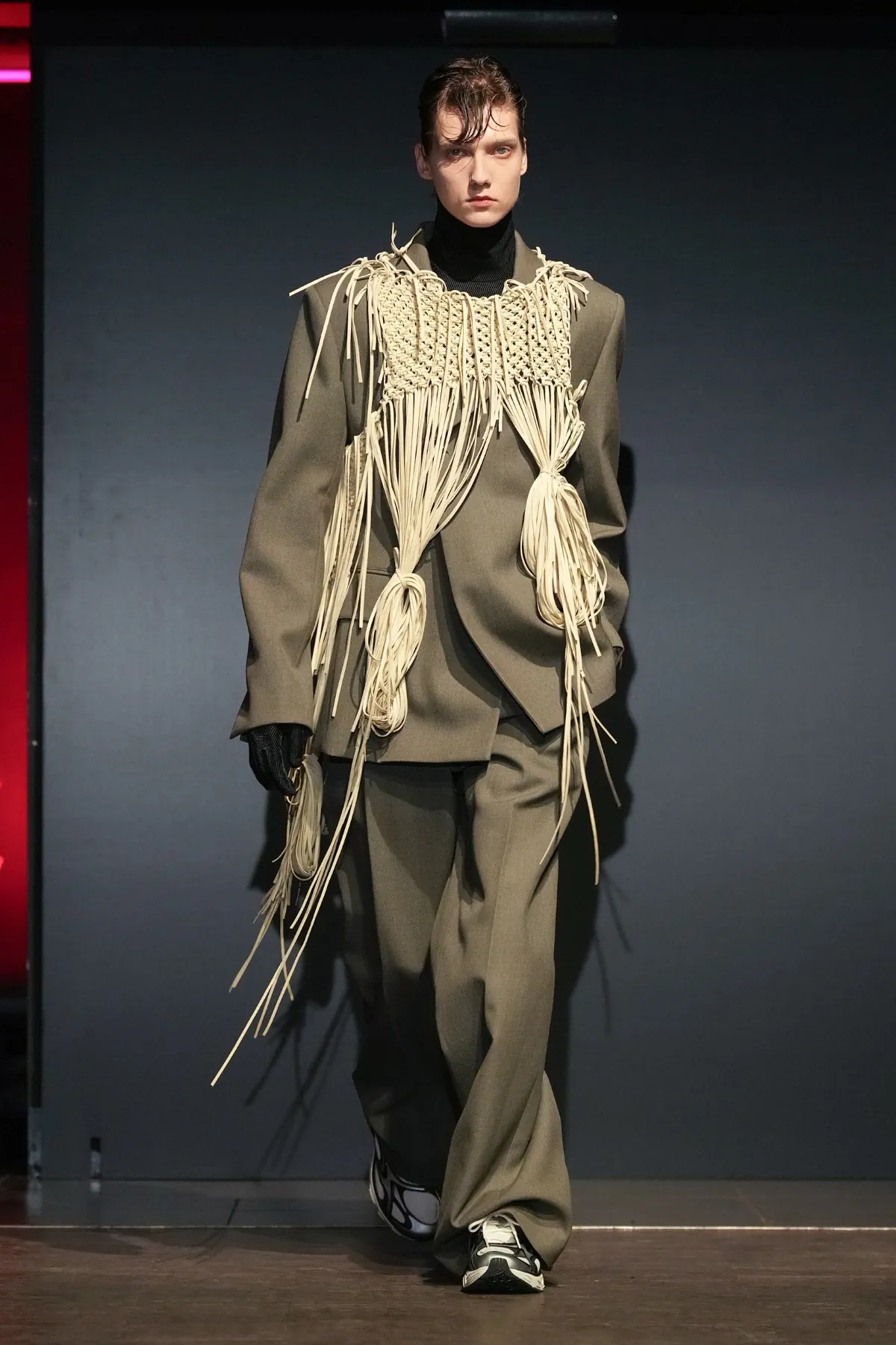 La collection PRONOUNCE Automne 2025 explore la fragilité des guerriers et le tailoring moderne