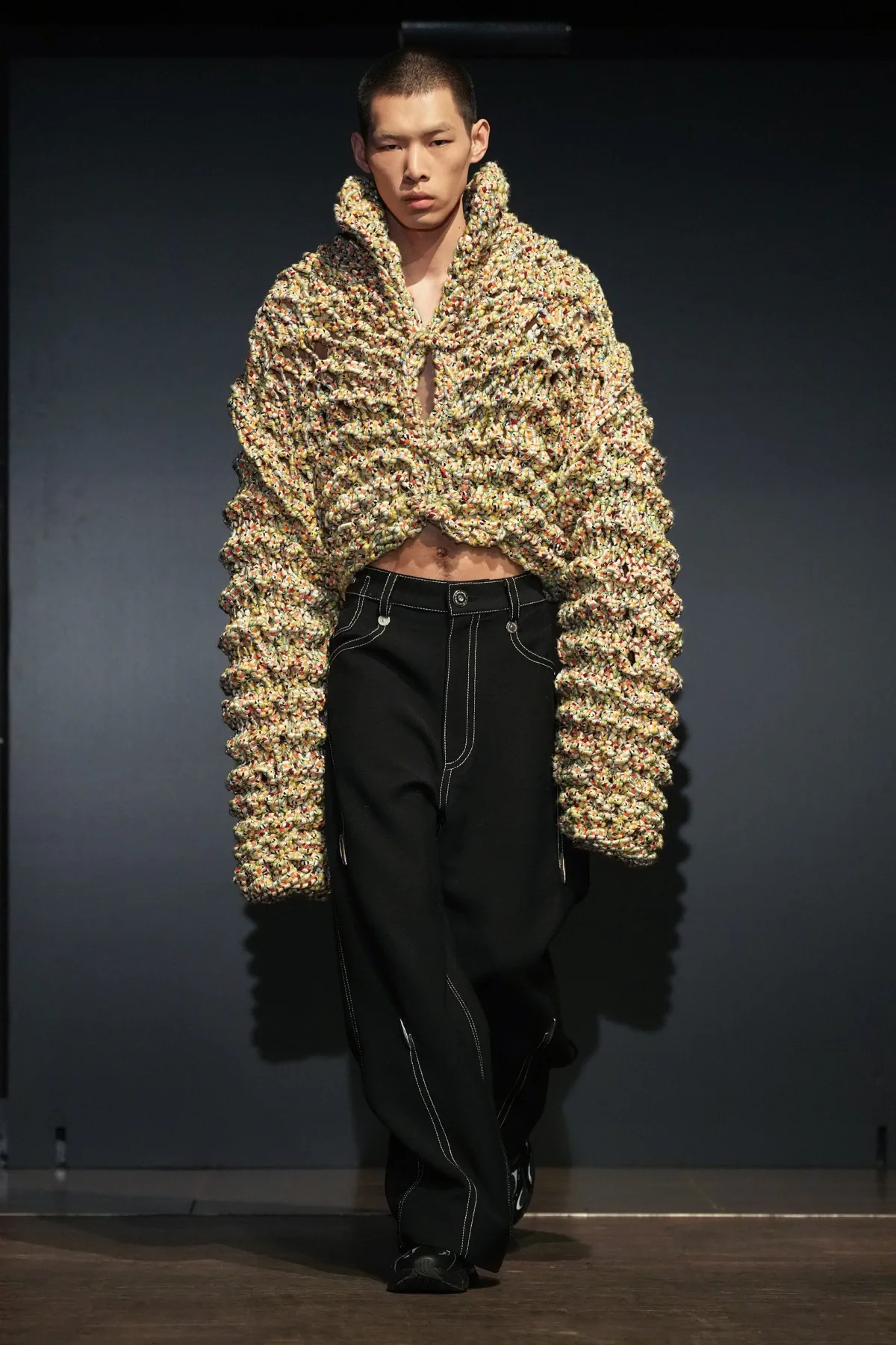 La collection PRONOUNCE Automne 2025 explore la fragilité des guerriers et le tailoring moderne