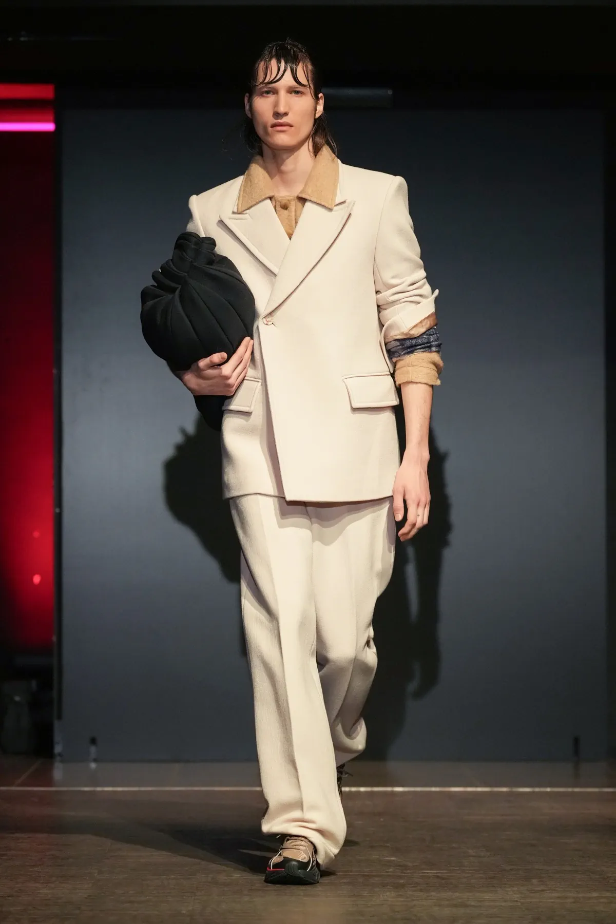 La collection PRONOUNCE Automne 2025 explore la fragilité des guerriers et le tailoring moderne