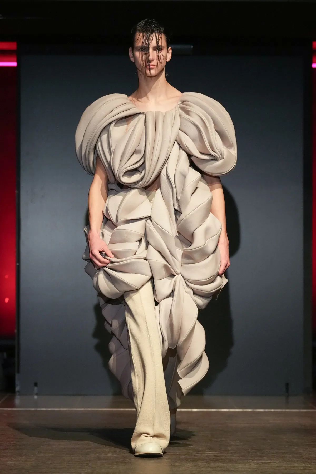 La collection PRONOUNCE Automne 2025 explore la fragilité des guerriers et le tailoring moderne