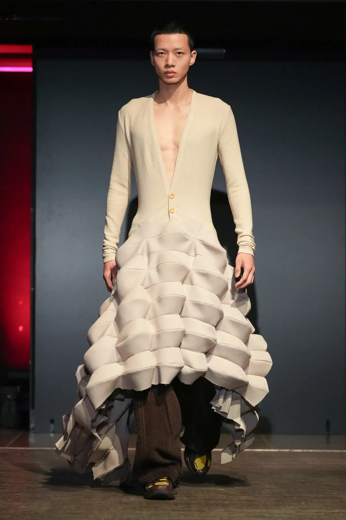 La collection PRONOUNCE Automne 2025 explore la fragilité des guerriers et le tailoring moderne