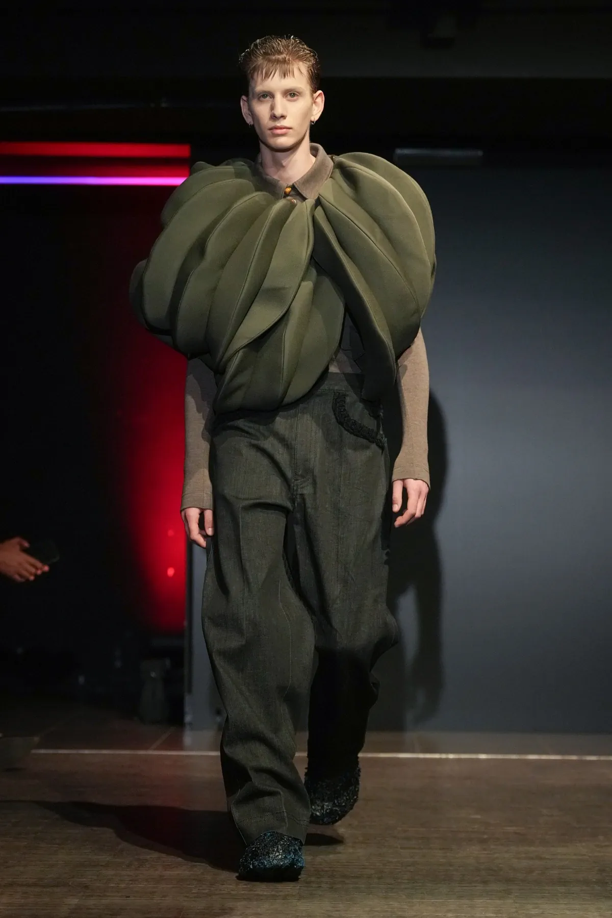 La collection PRONOUNCE Automne 2025 explore la fragilité des guerriers et le tailoring moderne