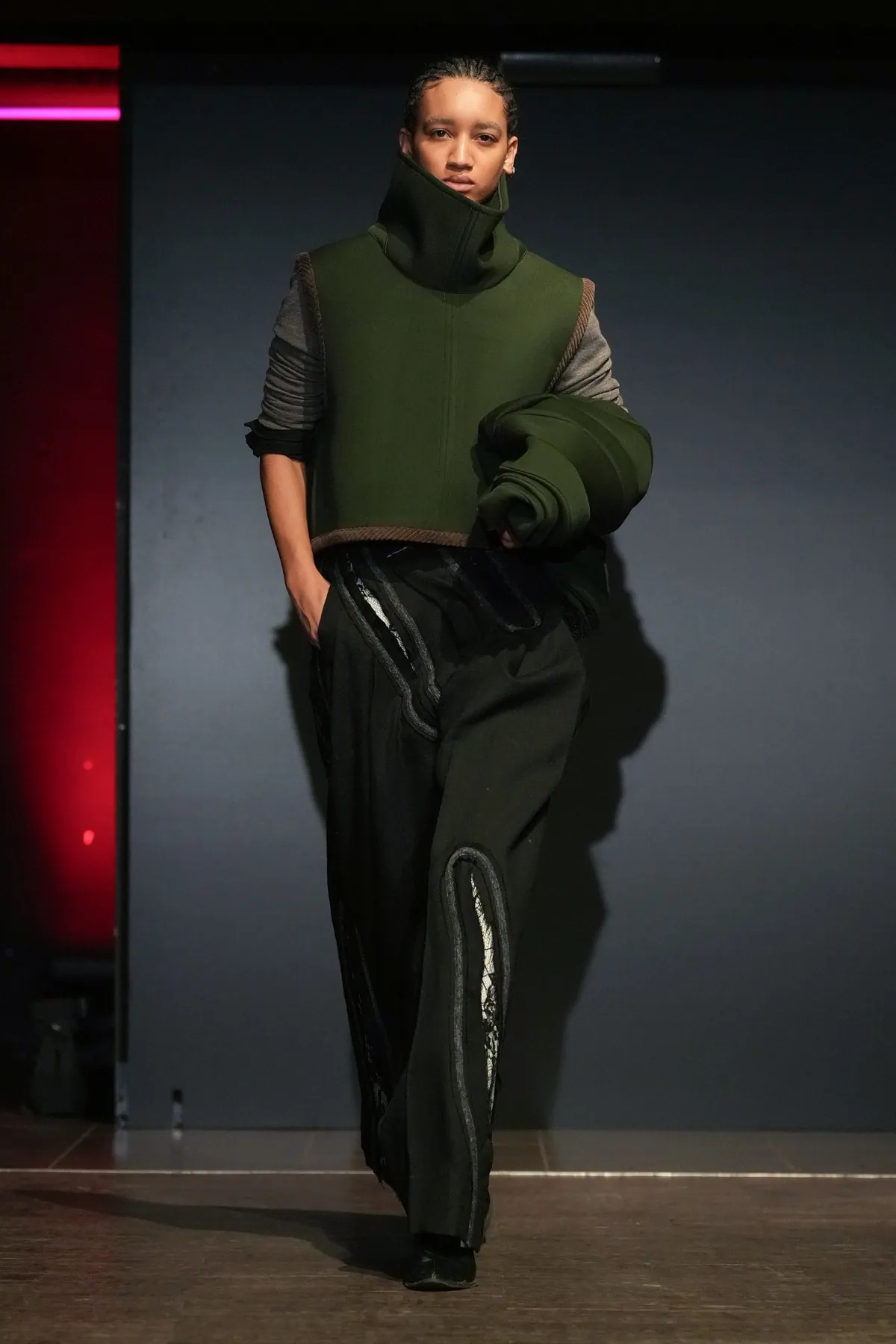 La collection PRONOUNCE Automne 2025 explore la fragilité des guerriers et le tailoring moderne