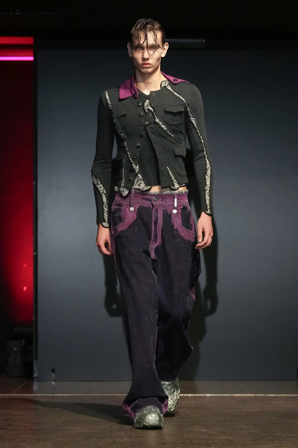 La collection PRONOUNCE Automne 2025 explore la fragilité des guerriers et le tailoring moderne