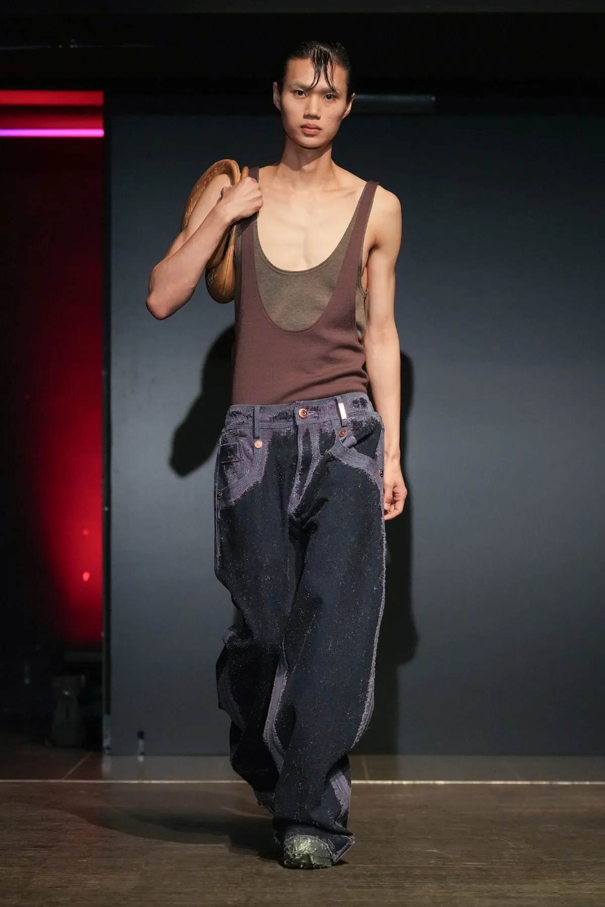 La collection PRONOUNCE Automne 2025 explore la fragilité des guerriers et le tailoring moderne