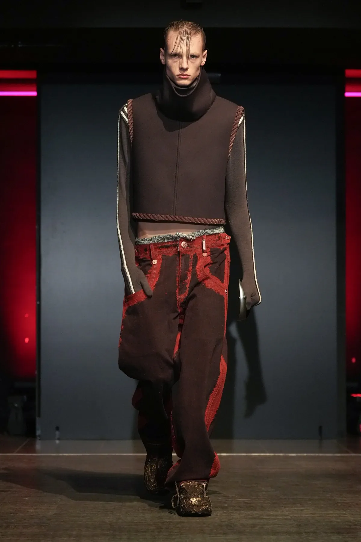 La collection PRONOUNCE Automne 2025 explore la fragilité des guerriers et le tailoring moderne