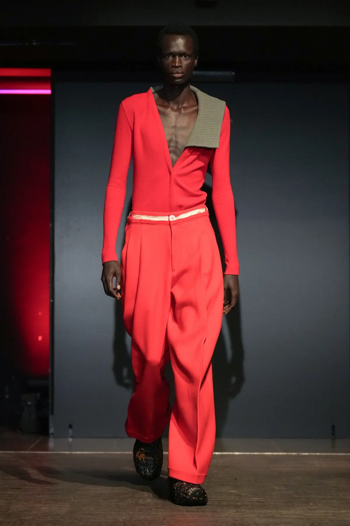 La collection PRONOUNCE Automne 2025 explore la fragilité des guerriers et le tailoring moderne