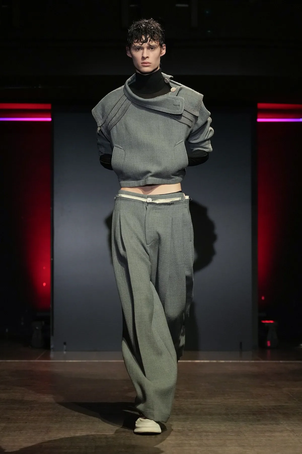 La collection PRONOUNCE Automne 2025 explore la fragilité des guerriers et le tailoring moderne