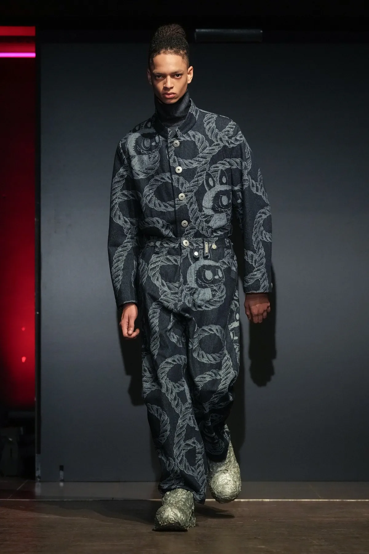 La collection PRONOUNCE Automne 2025 explore la fragilité des guerriers et le tailoring moderne