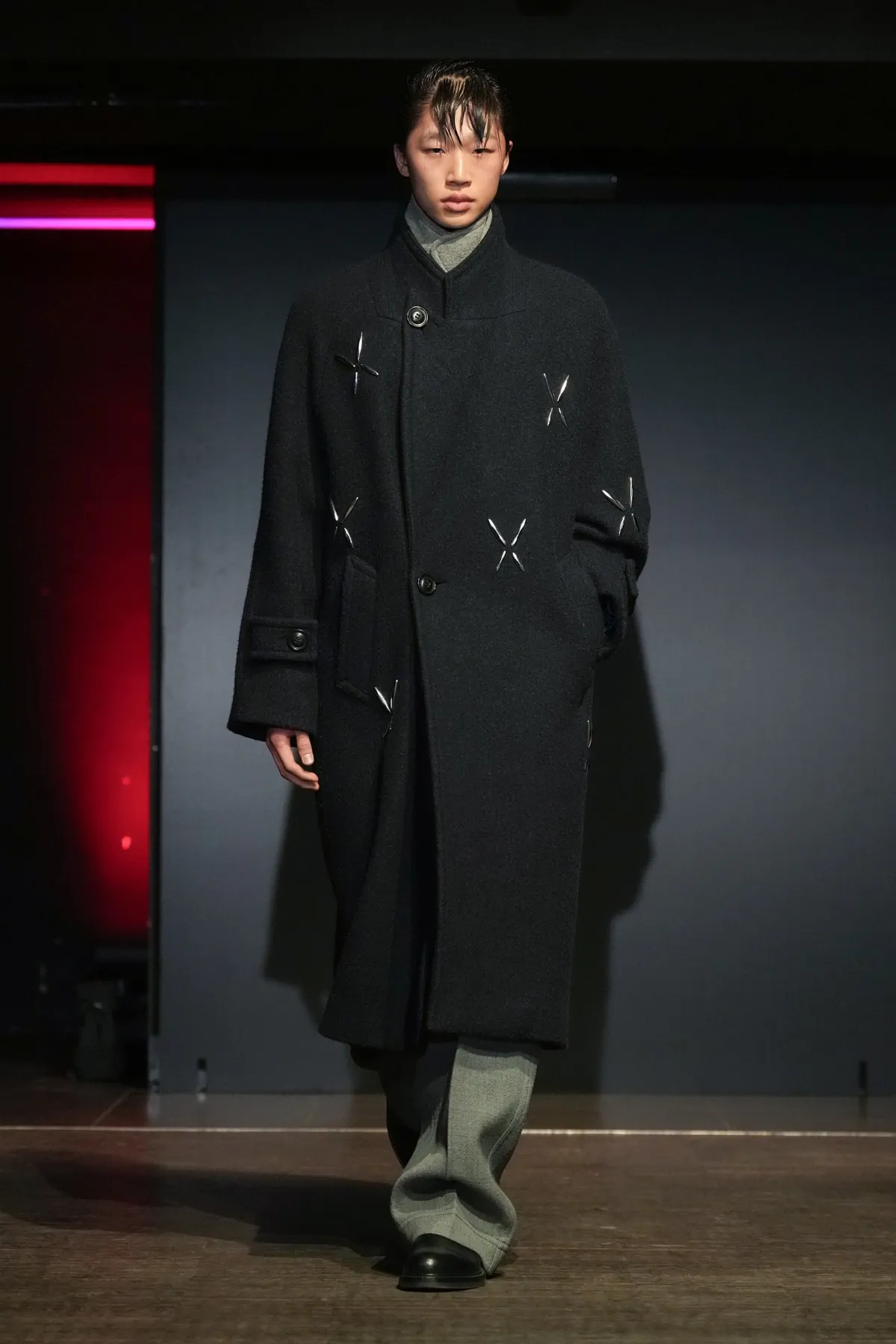 La collection PRONOUNCE Automne 2025 explore la fragilité des guerriers et le tailoring moderne