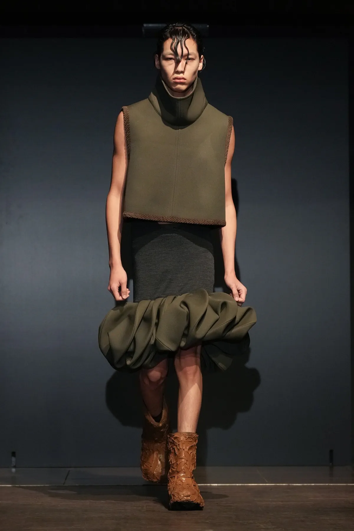 La collection PRONOUNCE Automne 2025 explore la fragilité des guerriers et le tailoring moderne