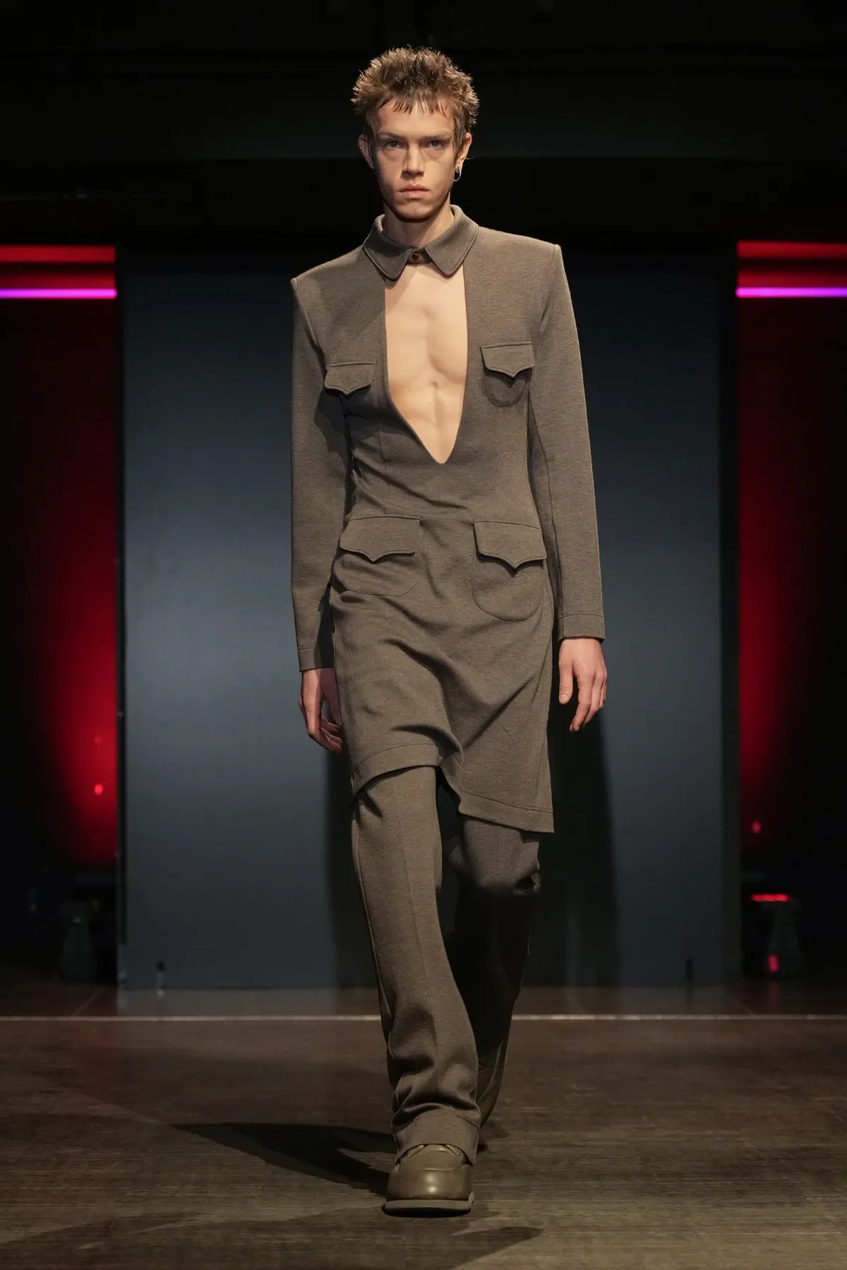 La collection PRONOUNCE Automne 2025 explore la fragilité des guerriers et le tailoring moderne