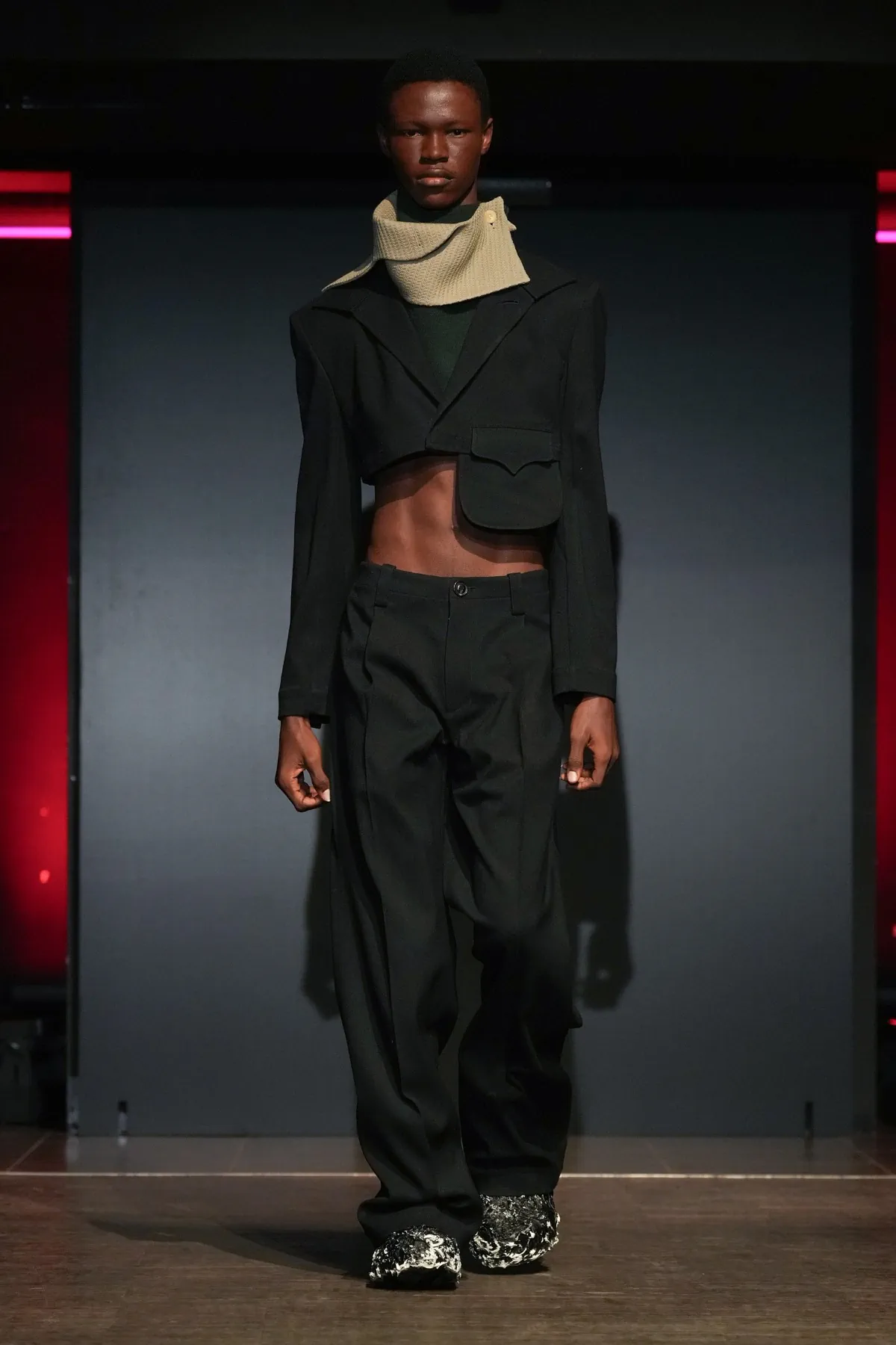 La collection PRONOUNCE Automne 2025 explore la fragilité des guerriers et le tailoring moderne