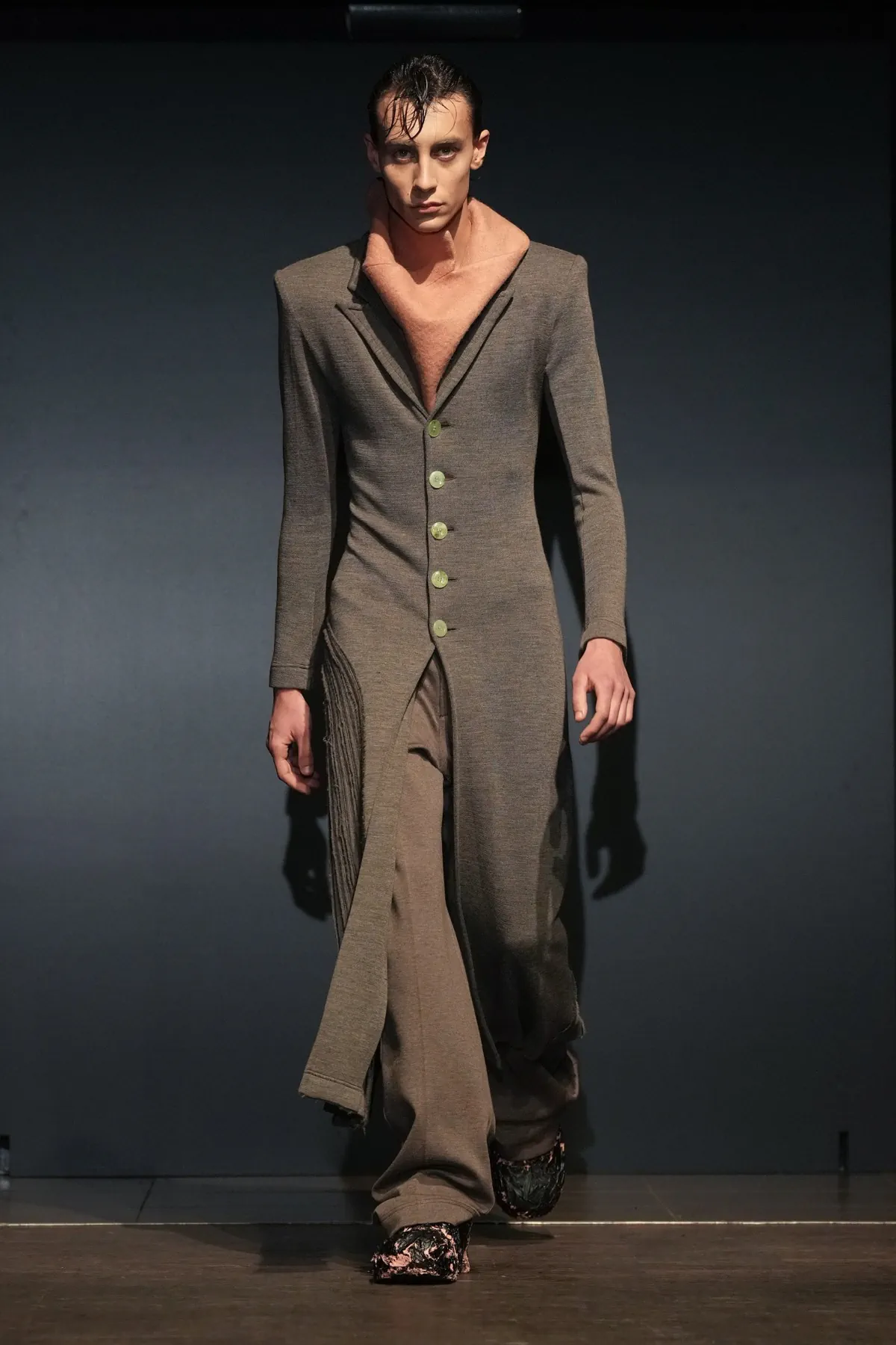 La collection PRONOUNCE Automne 2025 explore la fragilité des guerriers et le tailoring moderne