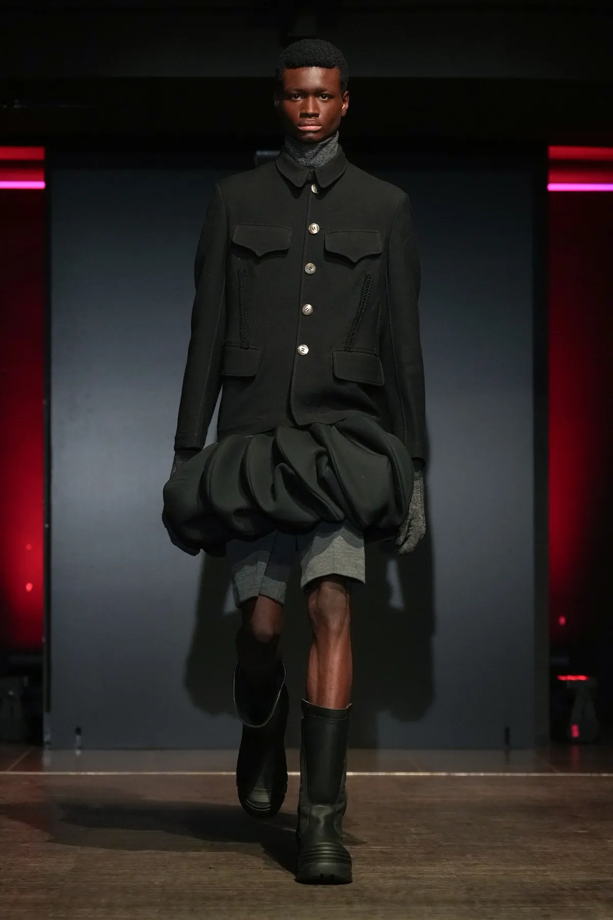 La collection PRONOUNCE Automne 2025 explore la fragilité des guerriers et le tailoring moderne