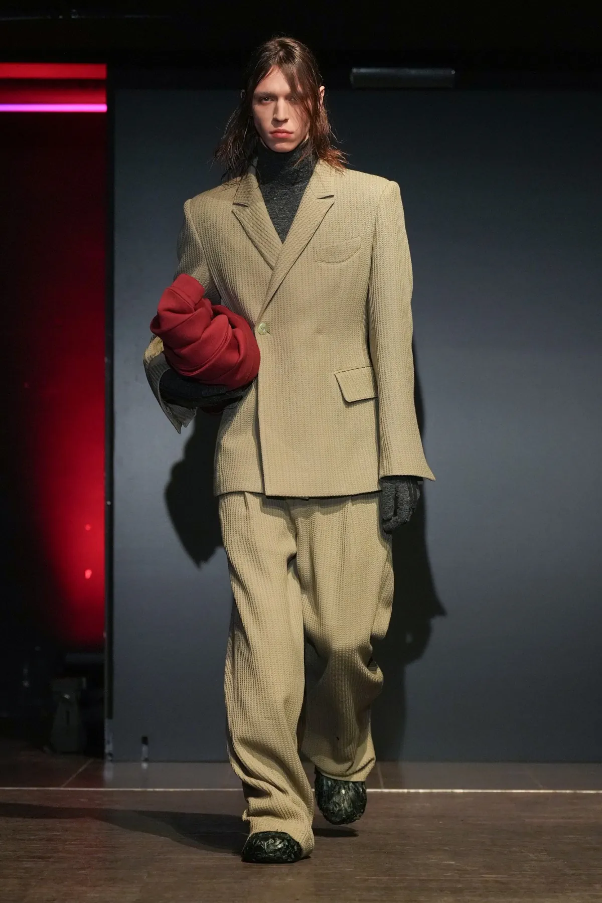 La collection PRONOUNCE Automne 2025 explore la fragilité des guerriers et le tailoring moderne