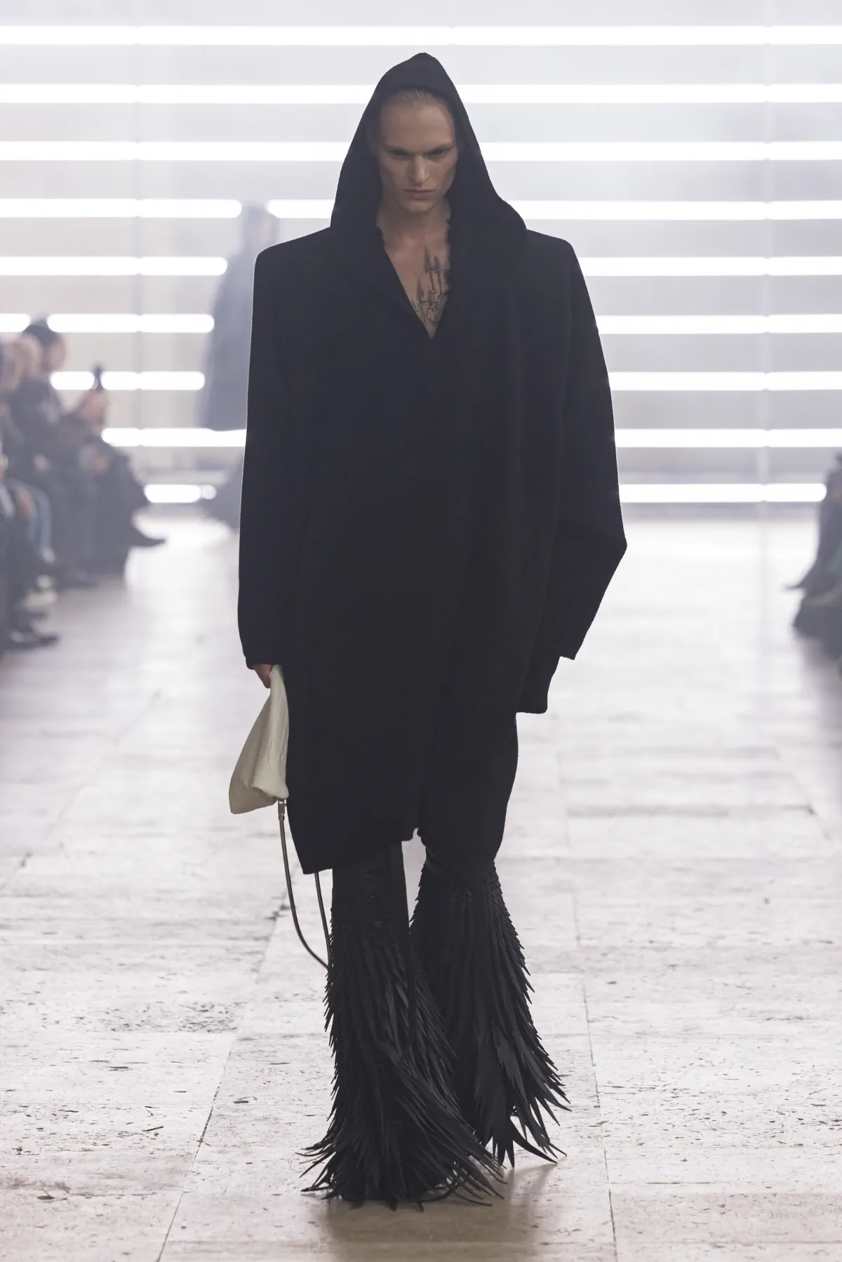 Pour l'automne 2025, Rick Owens marie praticité et flair dramatique