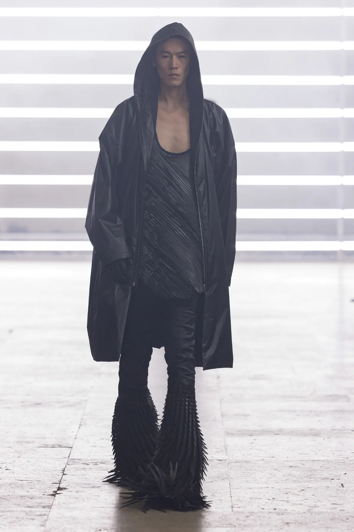 Pour l'automne 2025, Rick Owens marie praticité et flair dramatique