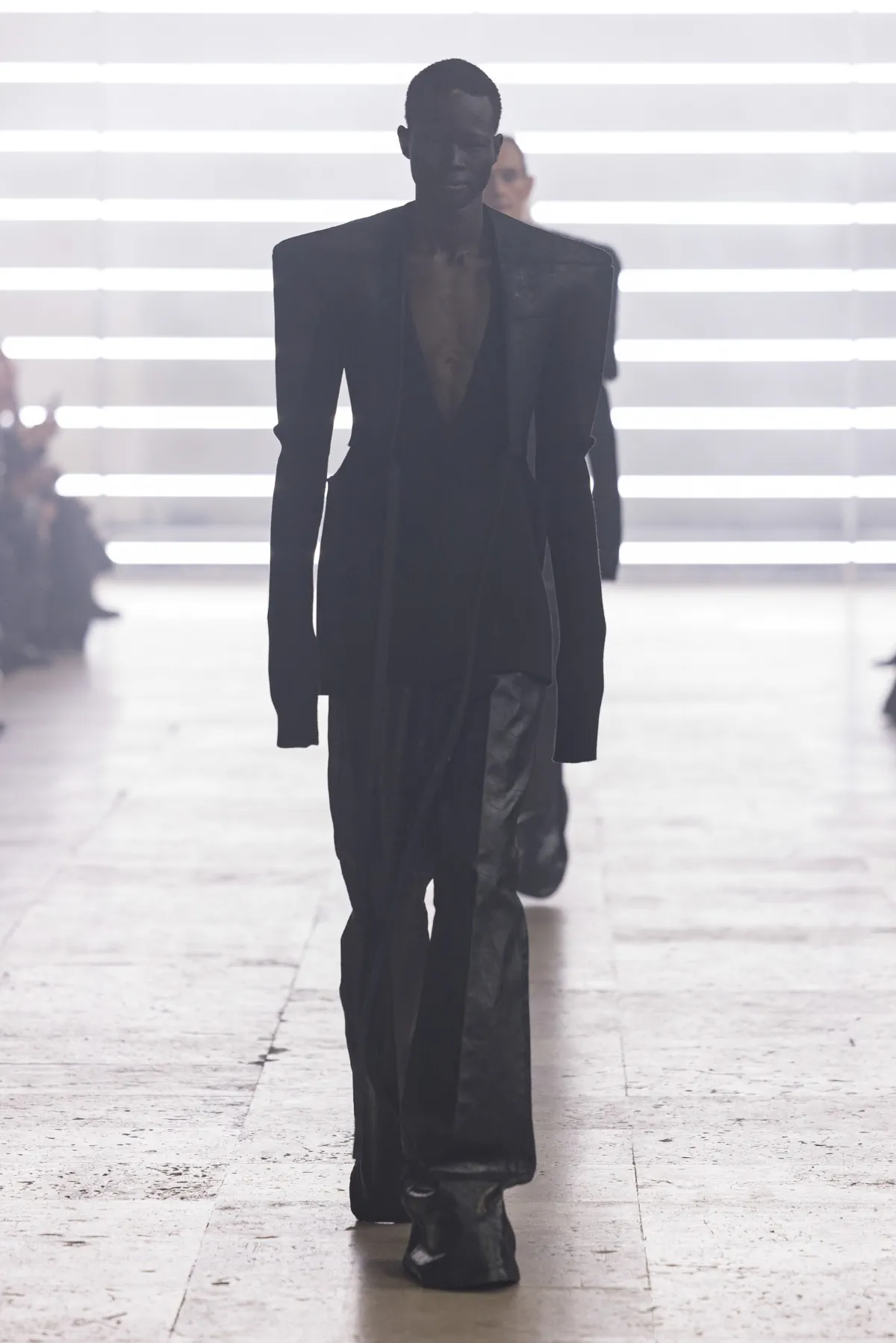 Pour l'automne 2025, Rick Owens marie praticité et flair dramatique