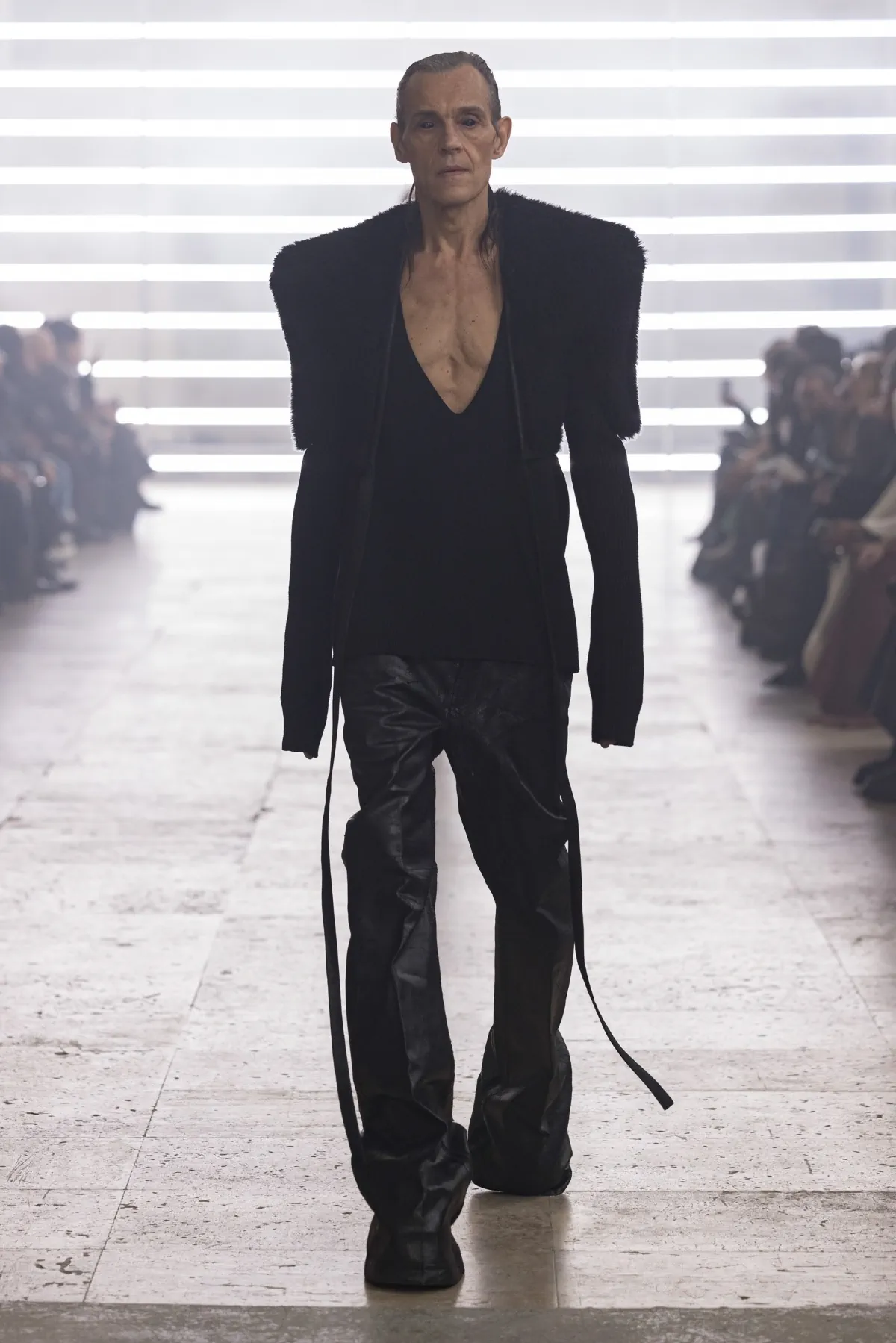 Pour l'automne 2025, Rick Owens marie praticité et flair dramatique