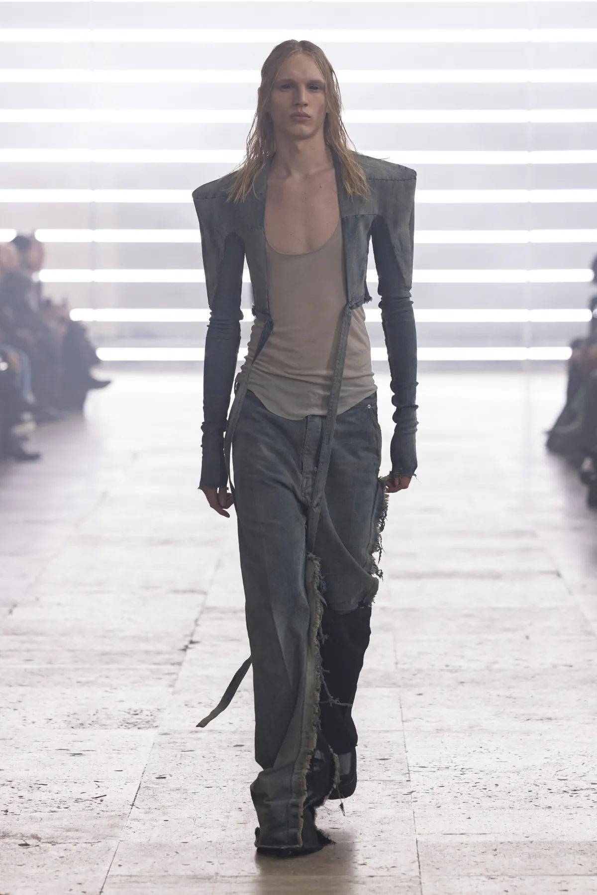 Pour l'automne 2025, Rick Owens marie praticité et flair dramatique