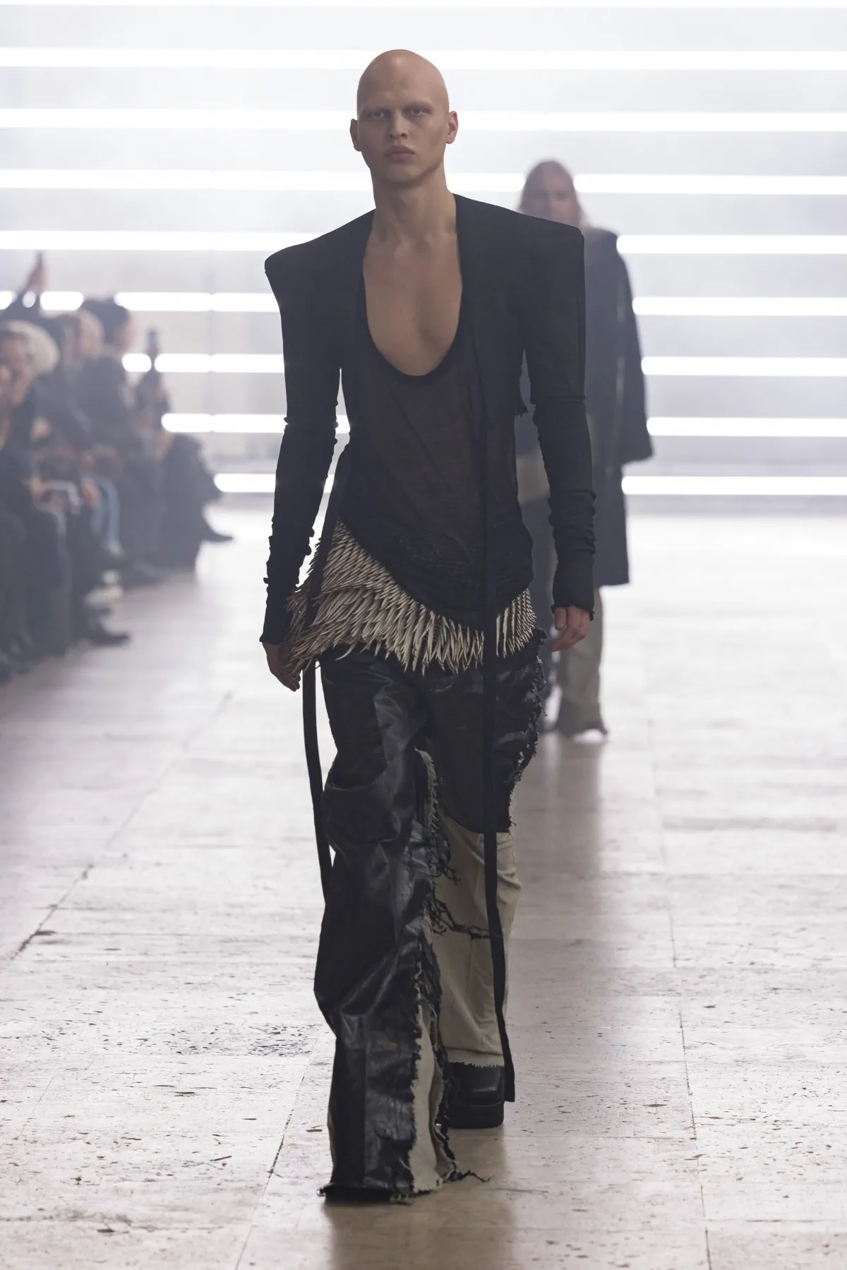 Pour l'automne 2025, Rick Owens marie praticité et flair dramatique