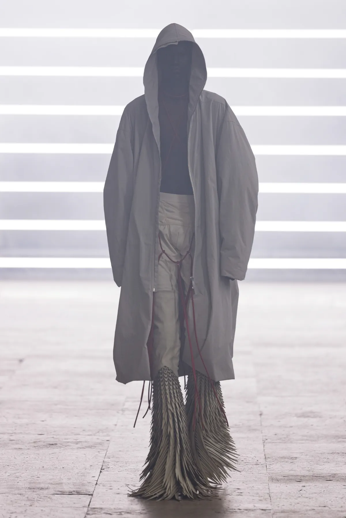 Pour l'automne 2025, Rick Owens marie praticité et flair dramatique