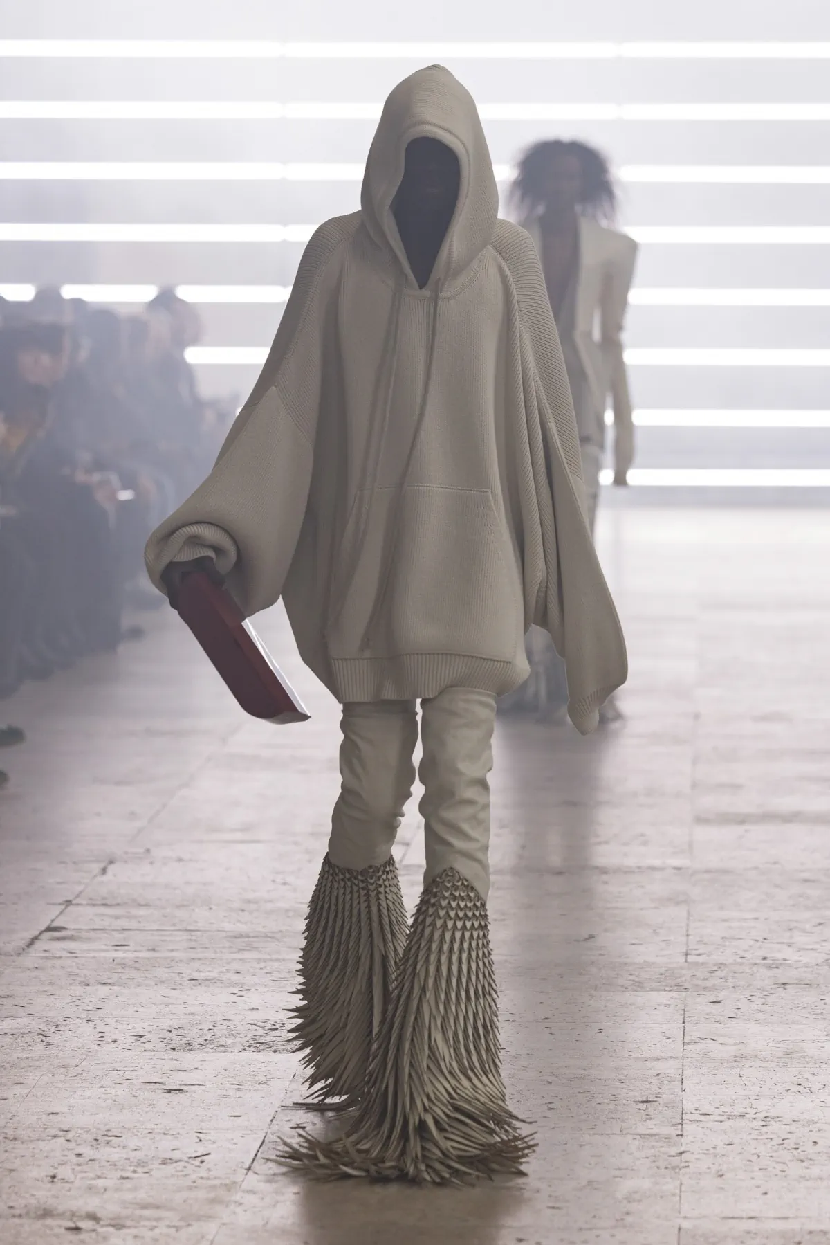 Pour l'automne 2025, Rick Owens marie praticité et flair dramatique