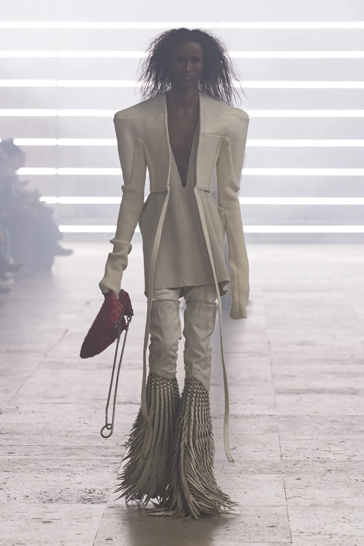 Pour l'automne 2025, Rick Owens marie praticité et flair dramatique