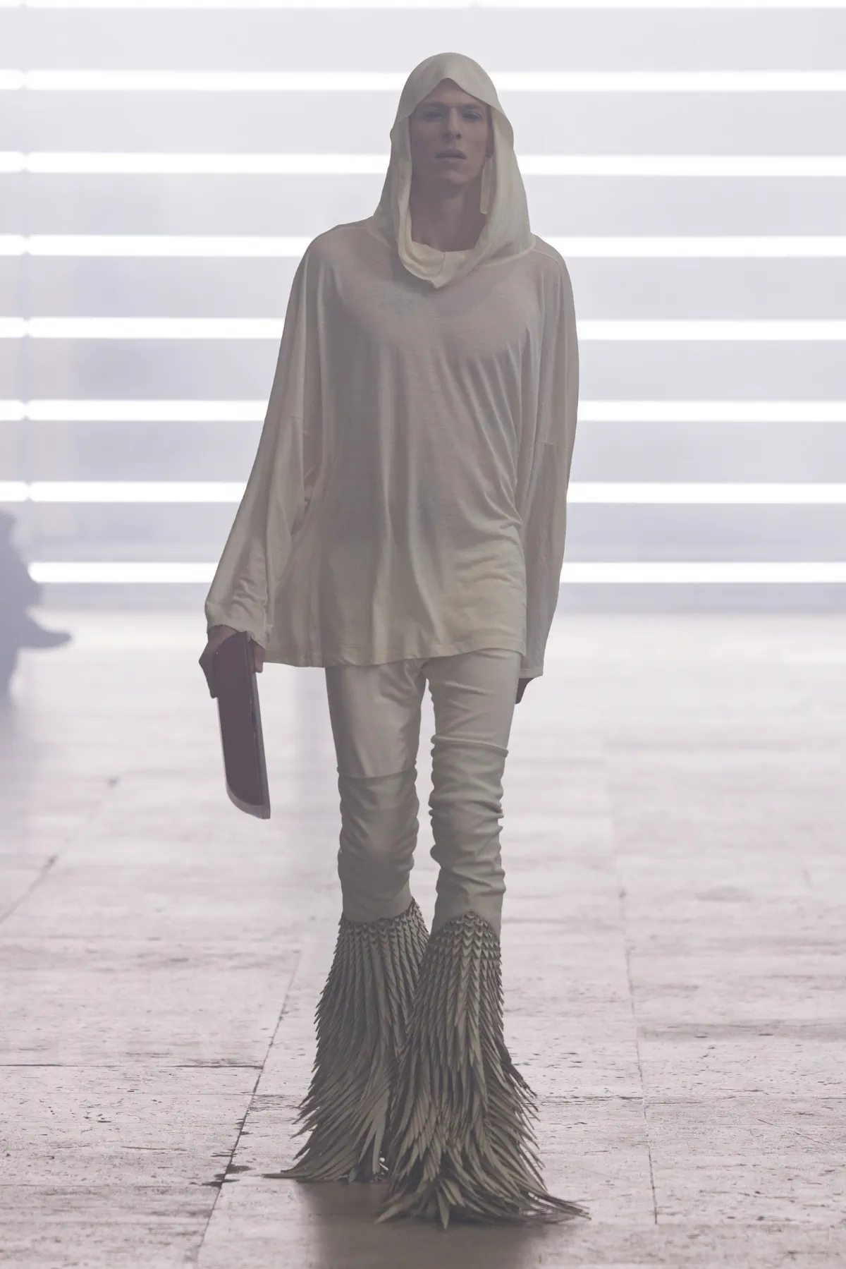 Pour l'automne 2025, Rick Owens marie praticité et flair dramatique