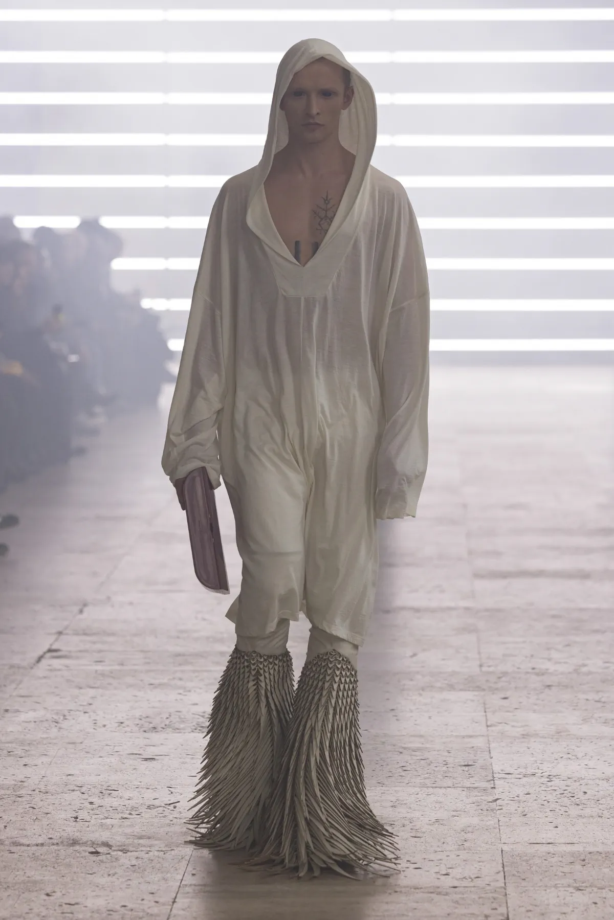 Pour l'automne 2025, Rick Owens marie praticité et flair dramatique