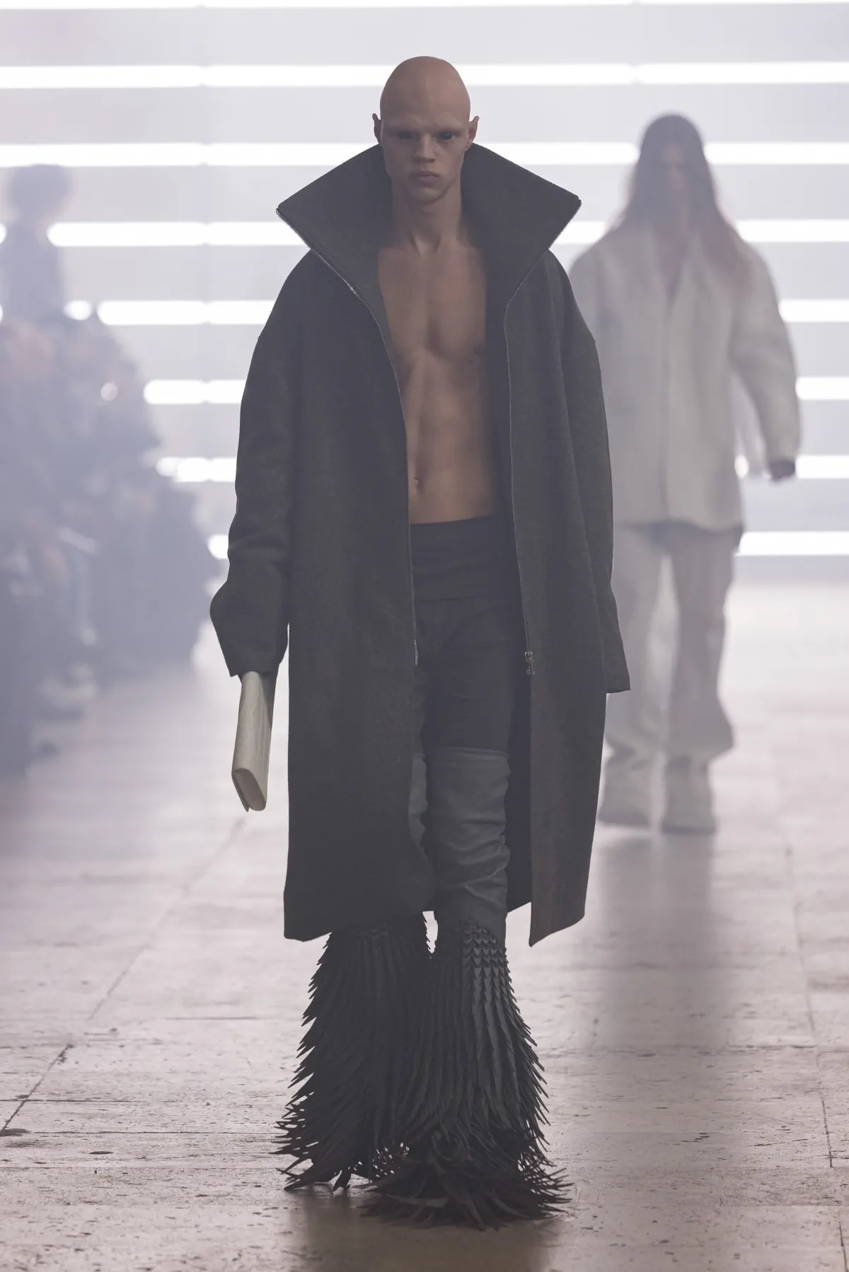 Pour l'automne 2025, Rick Owens marie praticité et flair dramatique