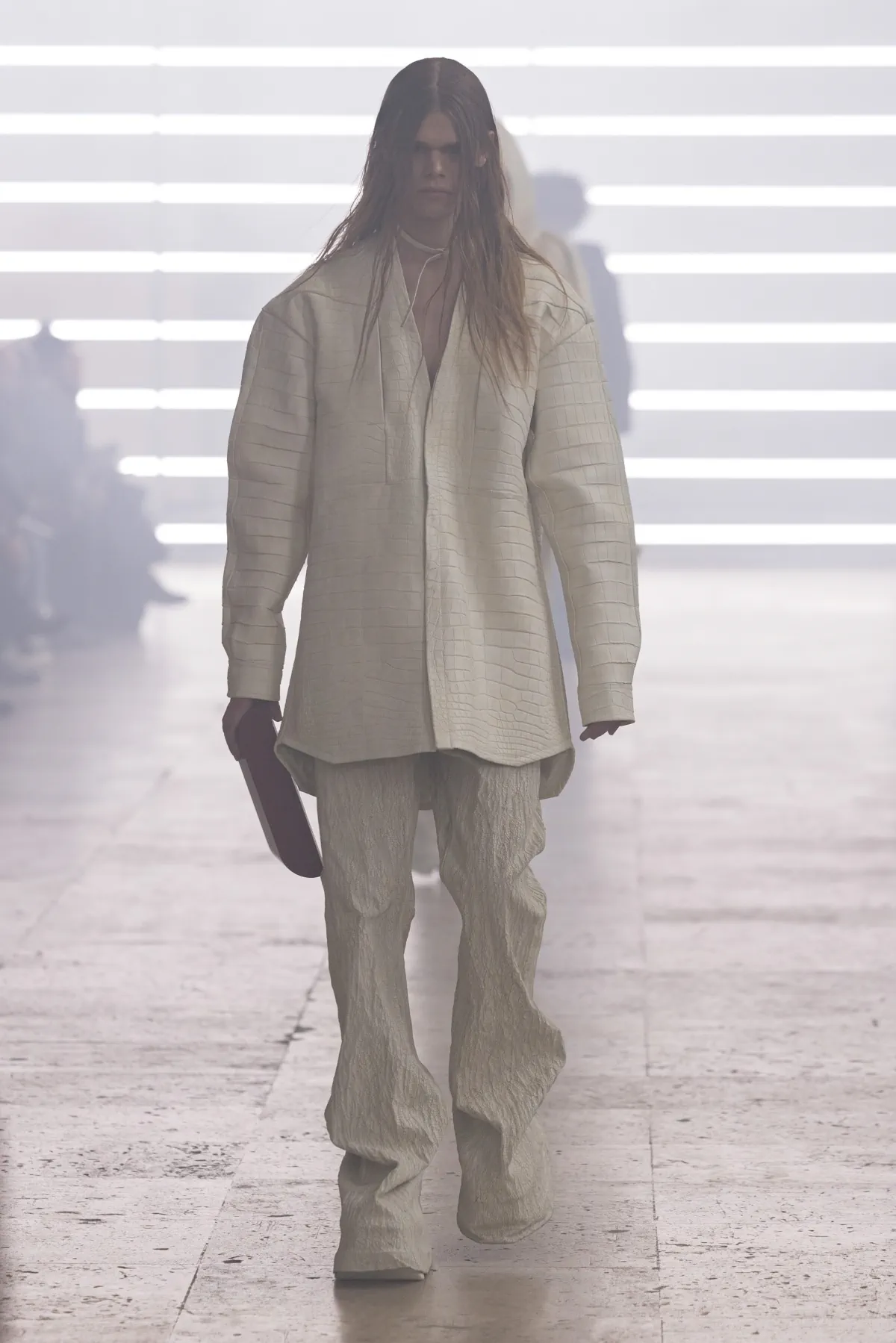 Pour l'automne 2025, Rick Owens marie praticité et flair dramatique