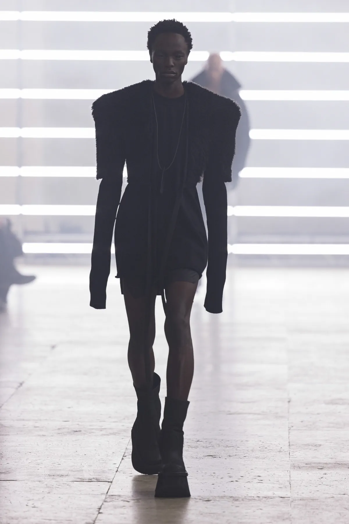 Pour l'automne 2025, Rick Owens marie praticité et flair dramatique