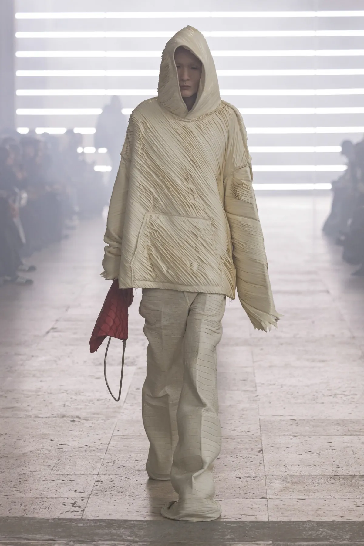 Pour l'automne 2025, Rick Owens marie praticité et flair dramatique