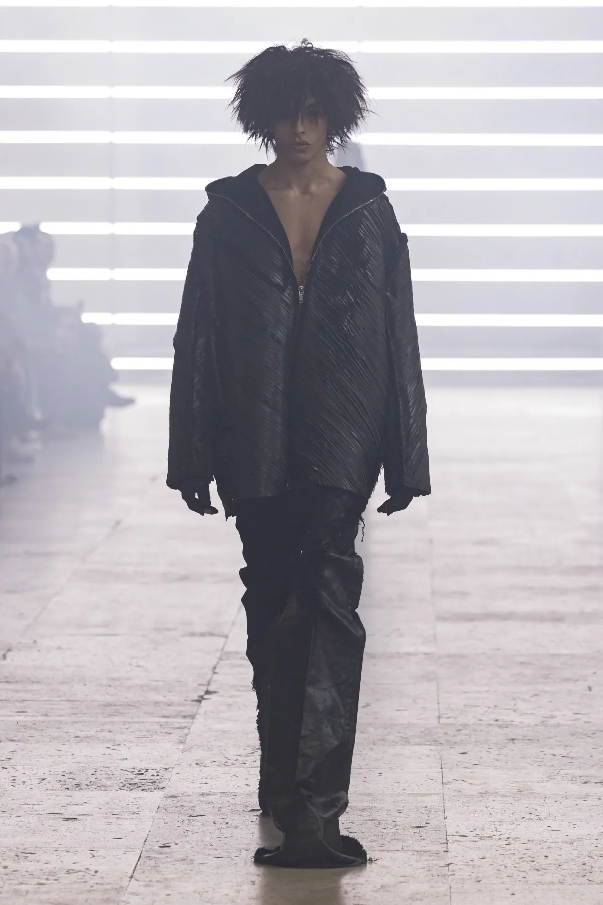 Pour l'automne 2025, Rick Owens marie praticité et flair dramatique