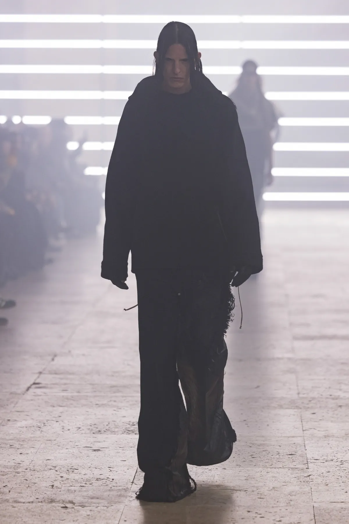 Pour l'automne 2025, Rick Owens marie praticité et flair dramatique