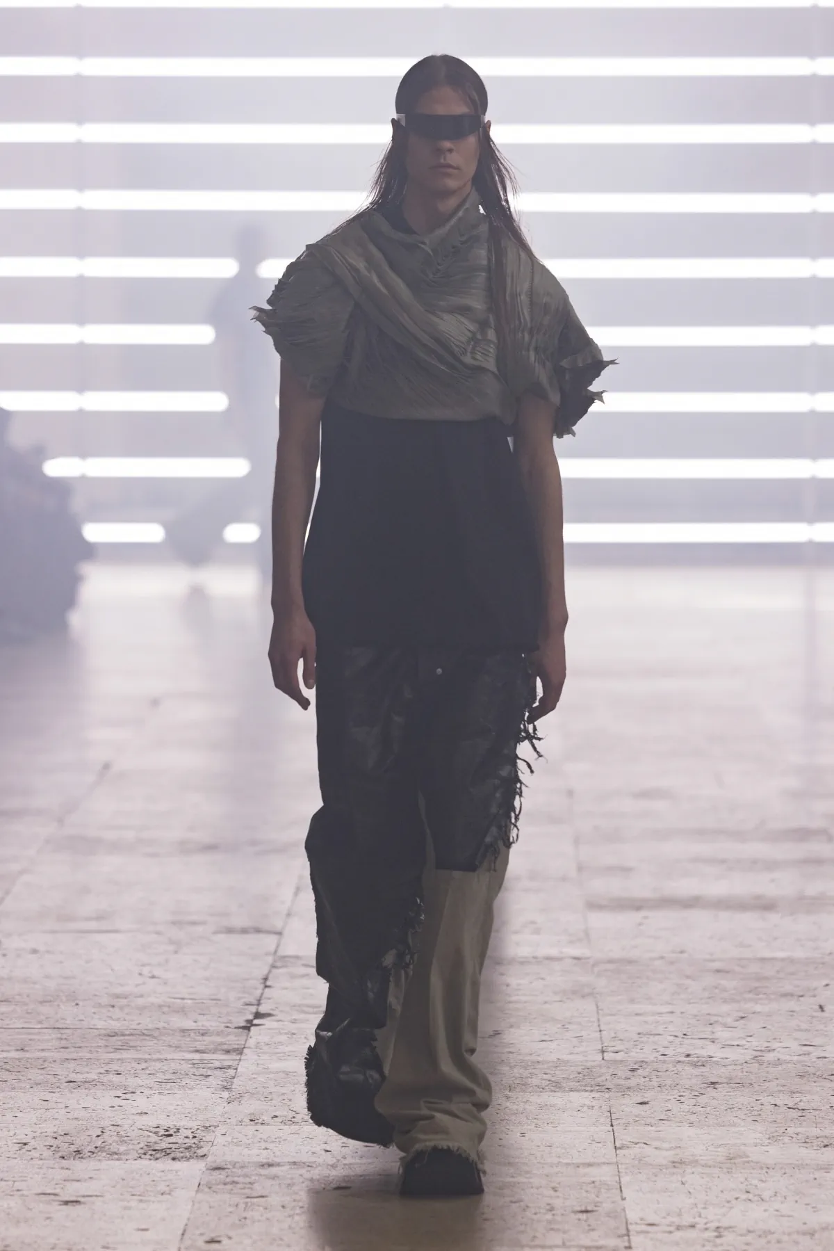Pour l'automne 2025, Rick Owens marie praticité et flair dramatique