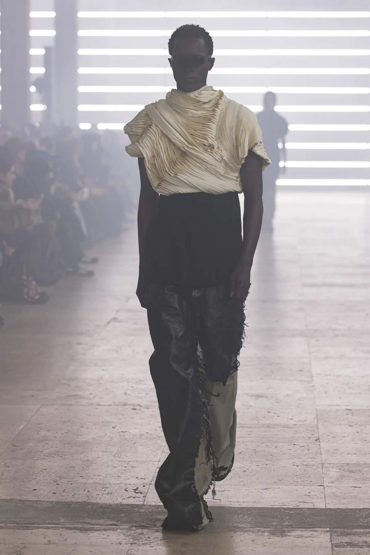 Pour l'automne 2025, Rick Owens marie praticité et flair dramatique