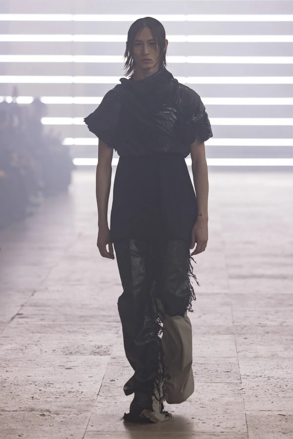 Pour l'automne 2025, Rick Owens marie praticité et flair dramatique