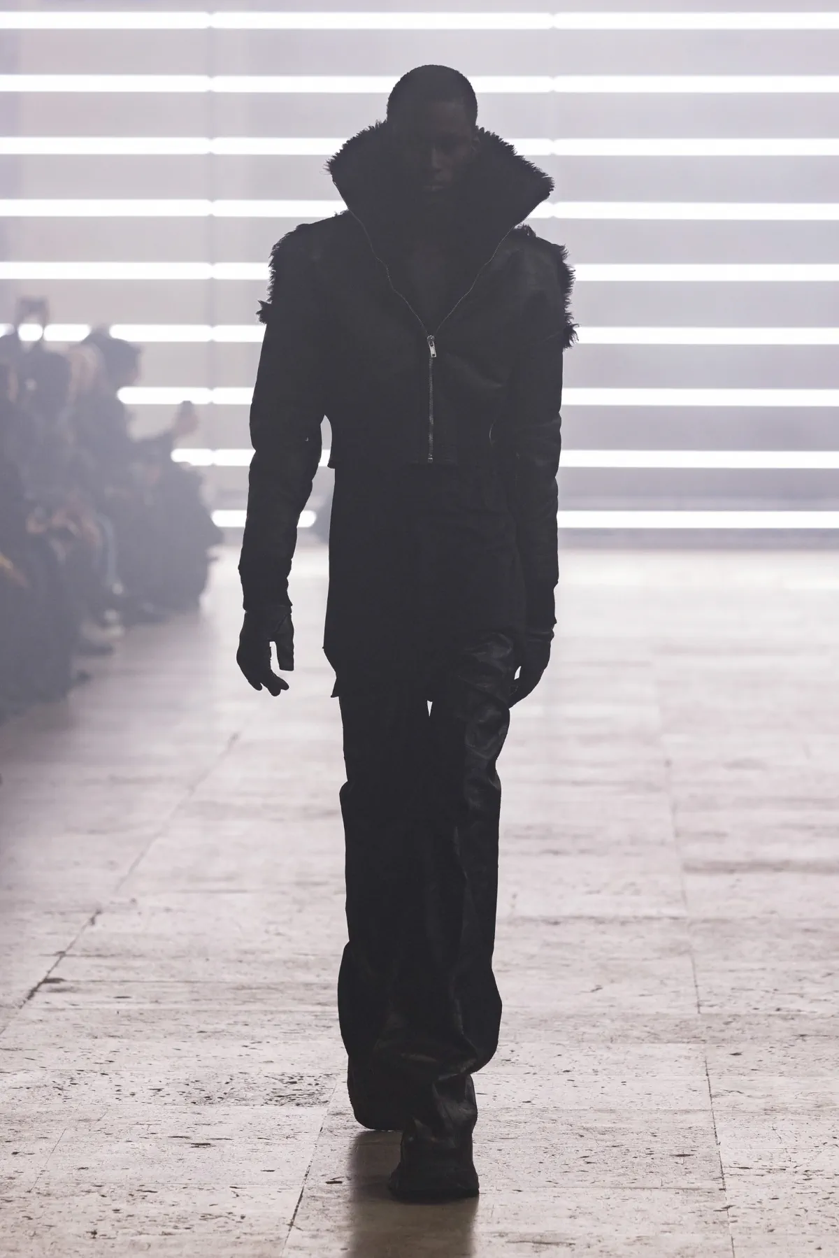 Pour l'automne 2025, Rick Owens marie praticité et flair dramatique