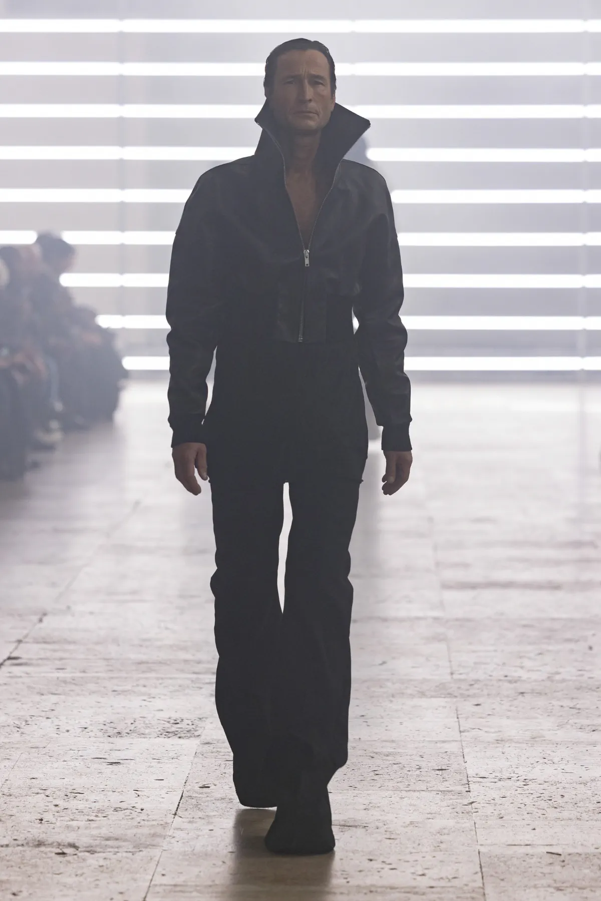 Pour l'automne 2025, Rick Owens marie praticité et flair dramatique