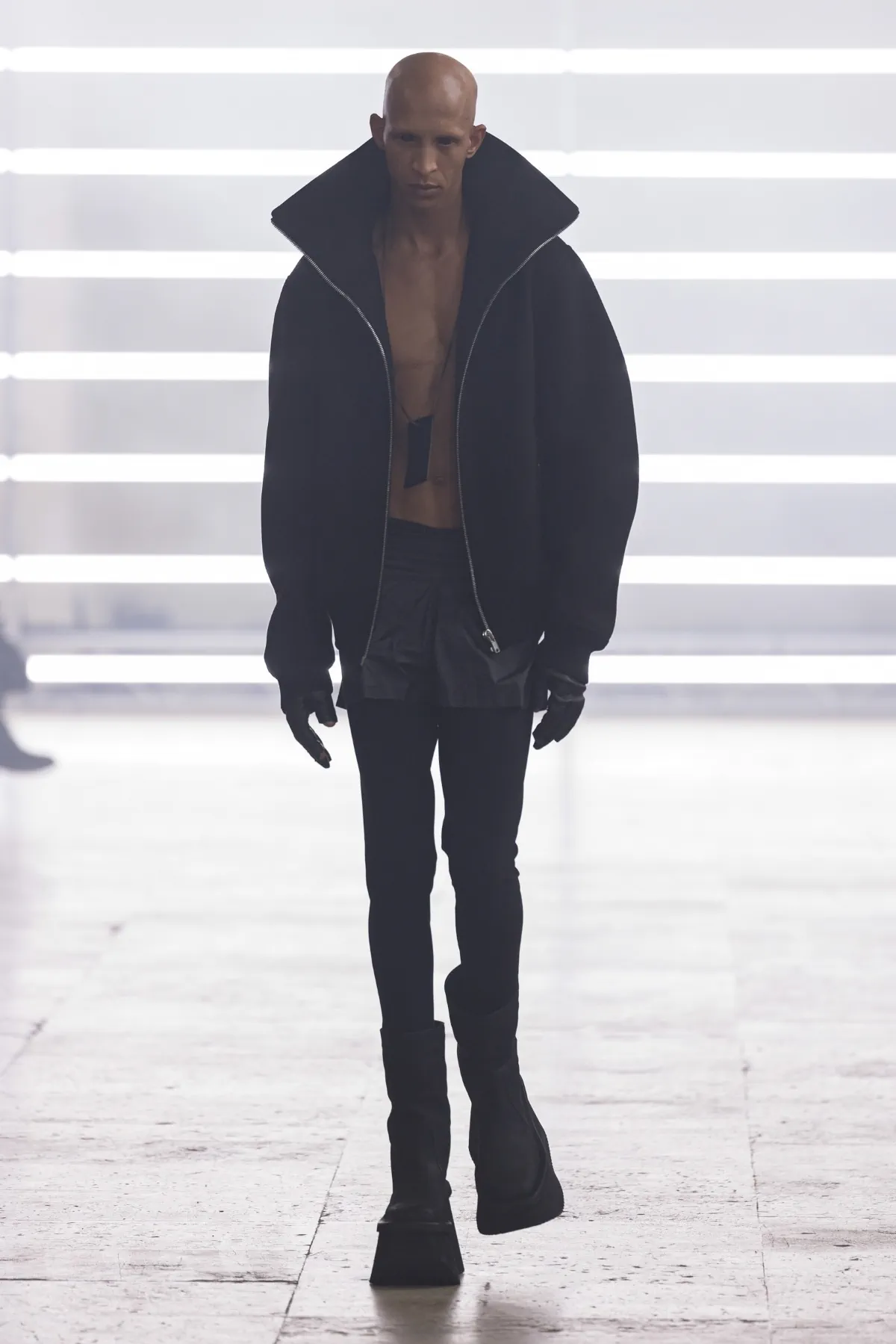 Pour l'automne 2025, Rick Owens marie praticité et flair dramatique