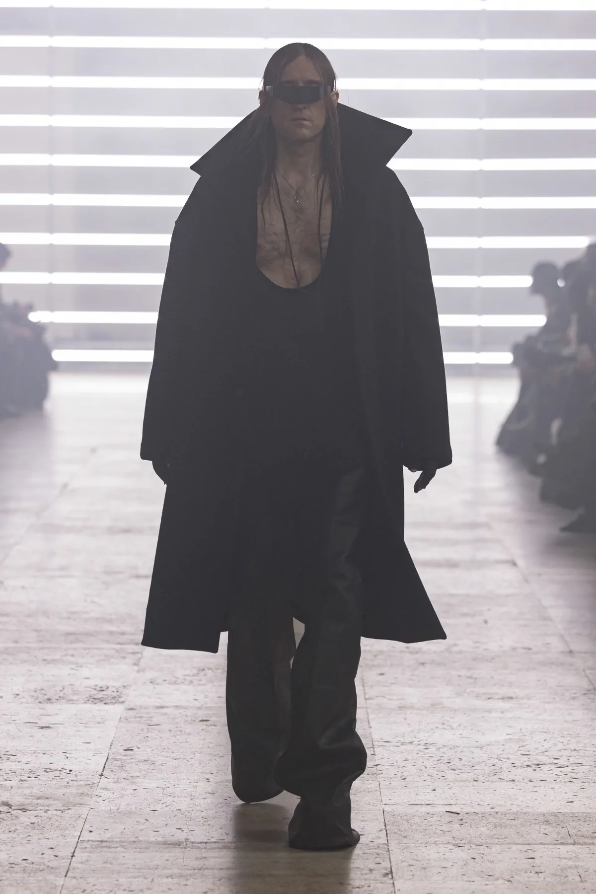 Pour l'automne 2025, Rick Owens marie praticité et flair dramatique