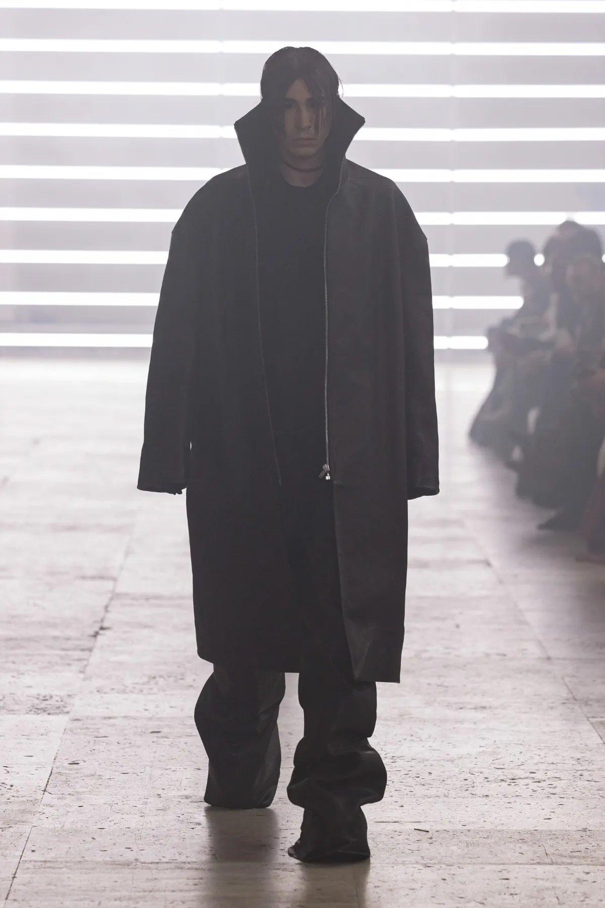 Pour l'automne 2025, Rick Owens marie praticité et flair dramatique