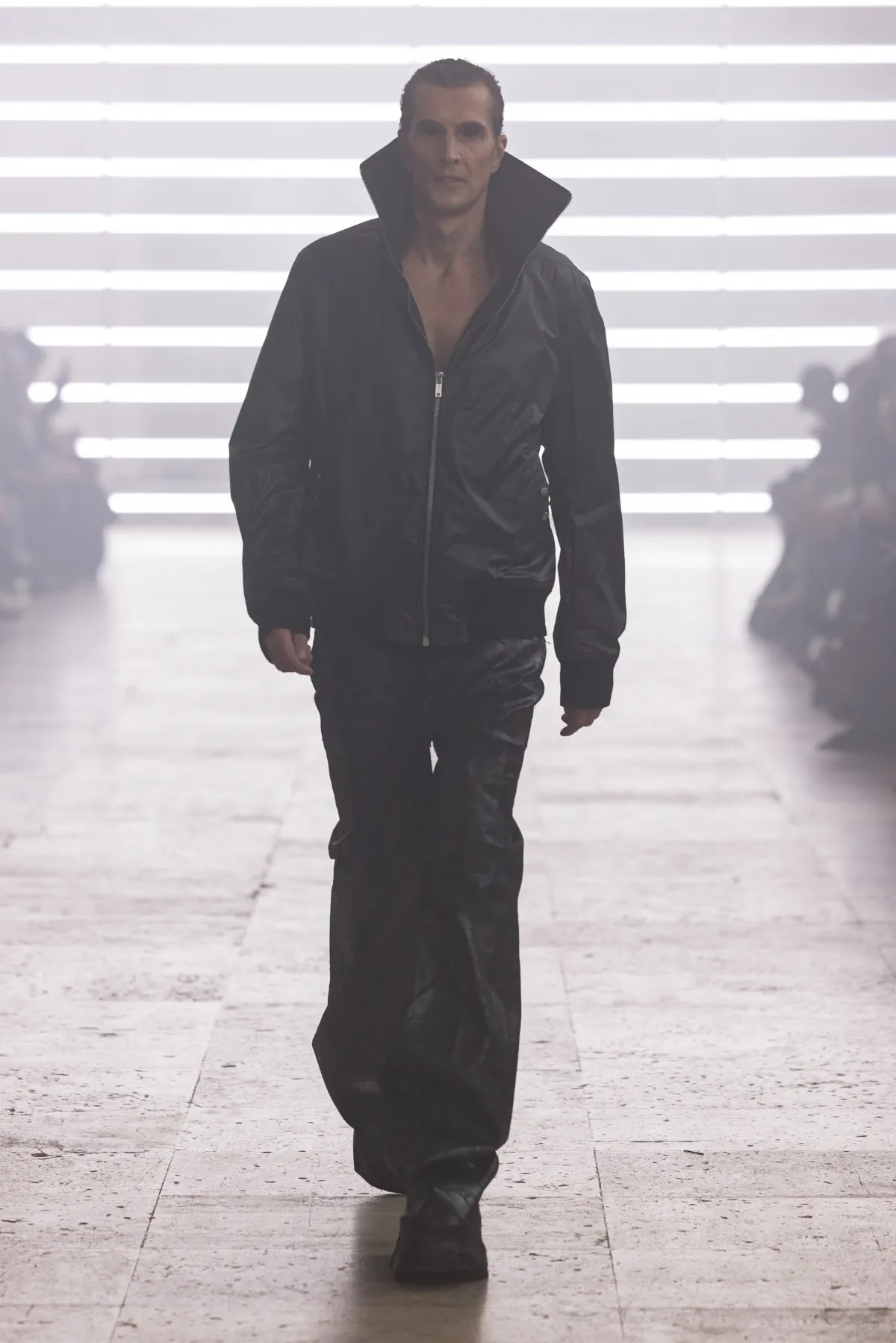 Pour l'automne 2025, Rick Owens marie praticité et flair dramatique