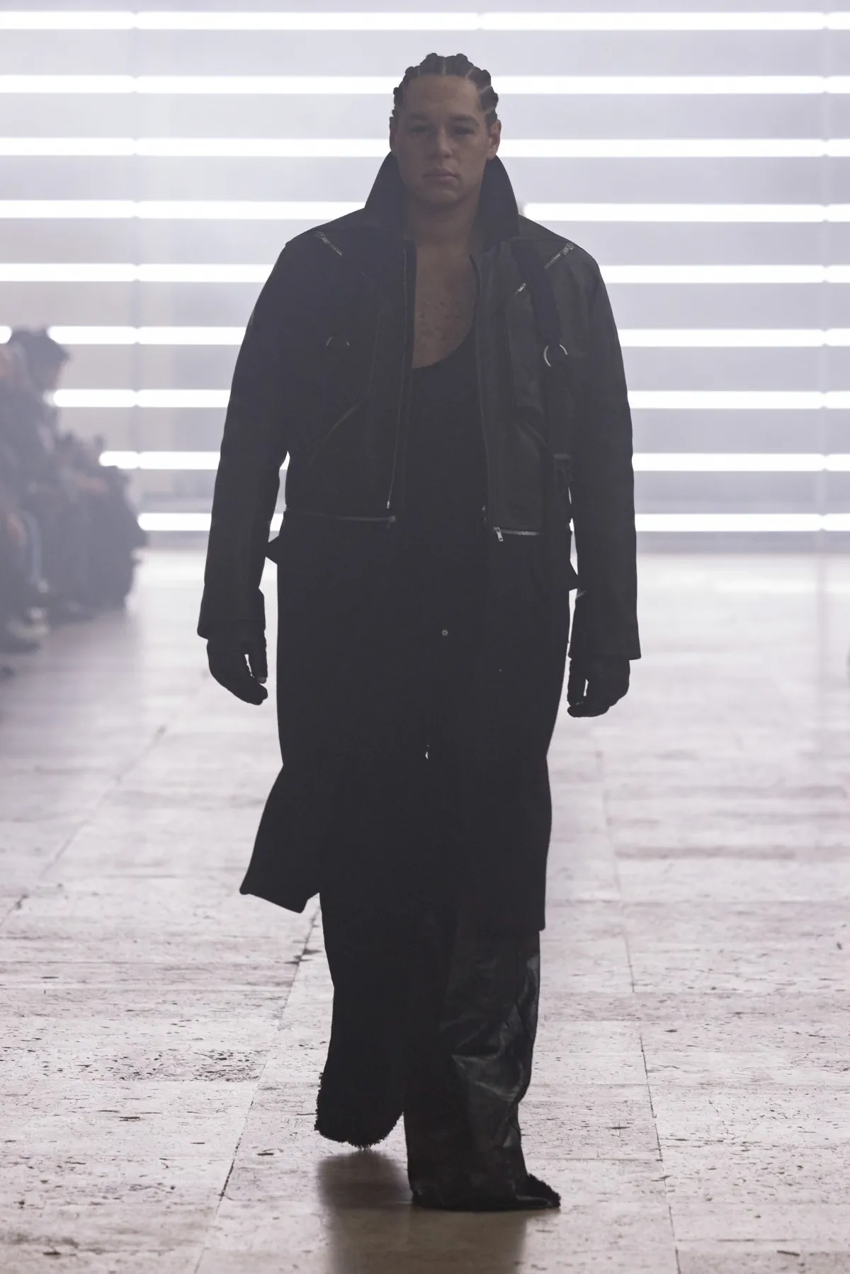 Pour l'automne 2025, Rick Owens marie praticité et flair dramatique