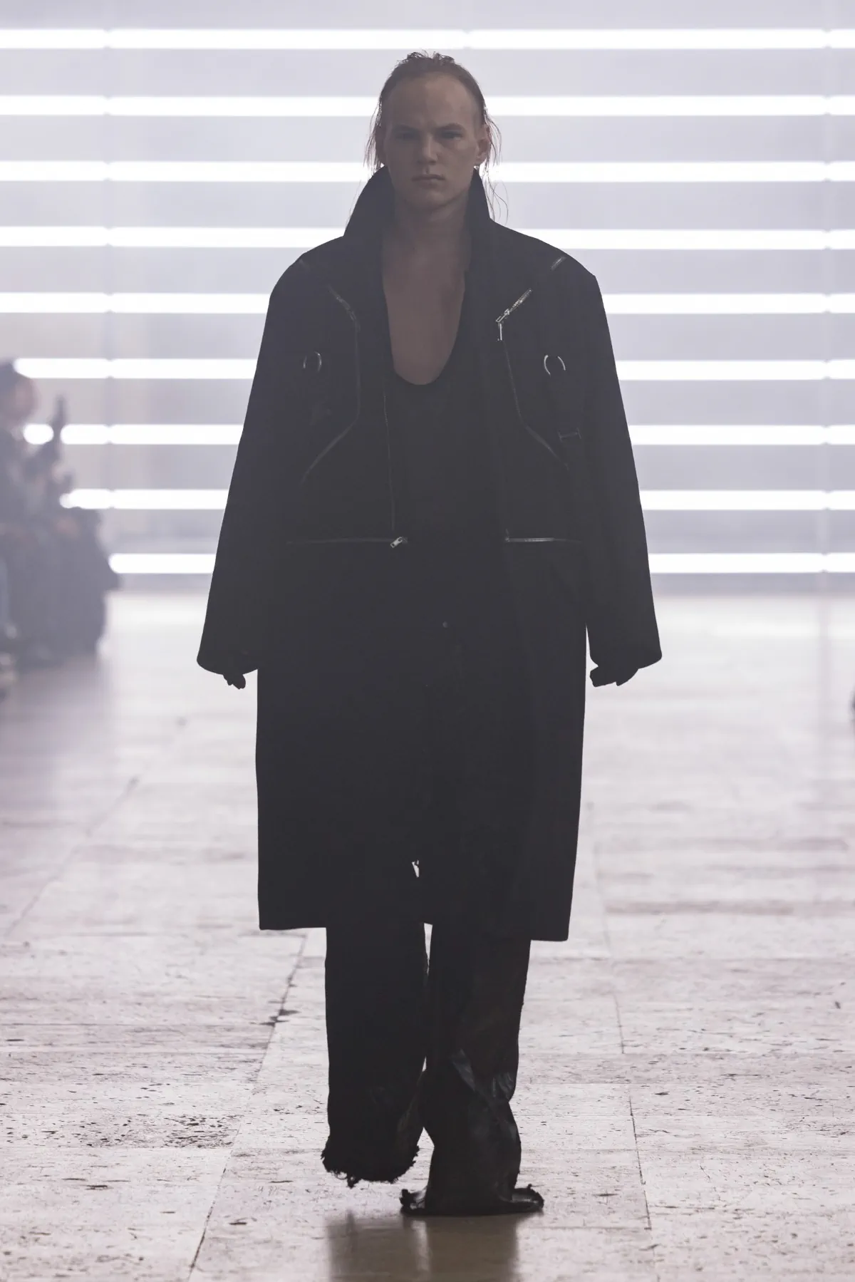 Pour l'automne 2025, Rick Owens marie praticité et flair dramatique