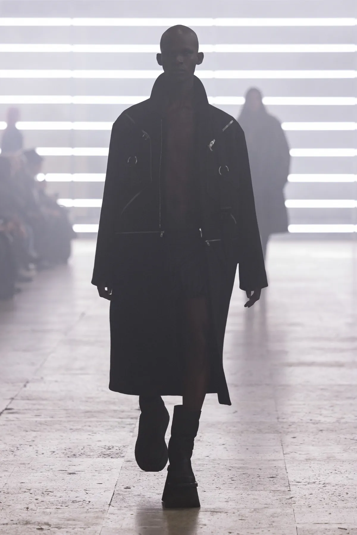 Pour l'automne 2025, Rick Owens marie praticité et flair dramatique